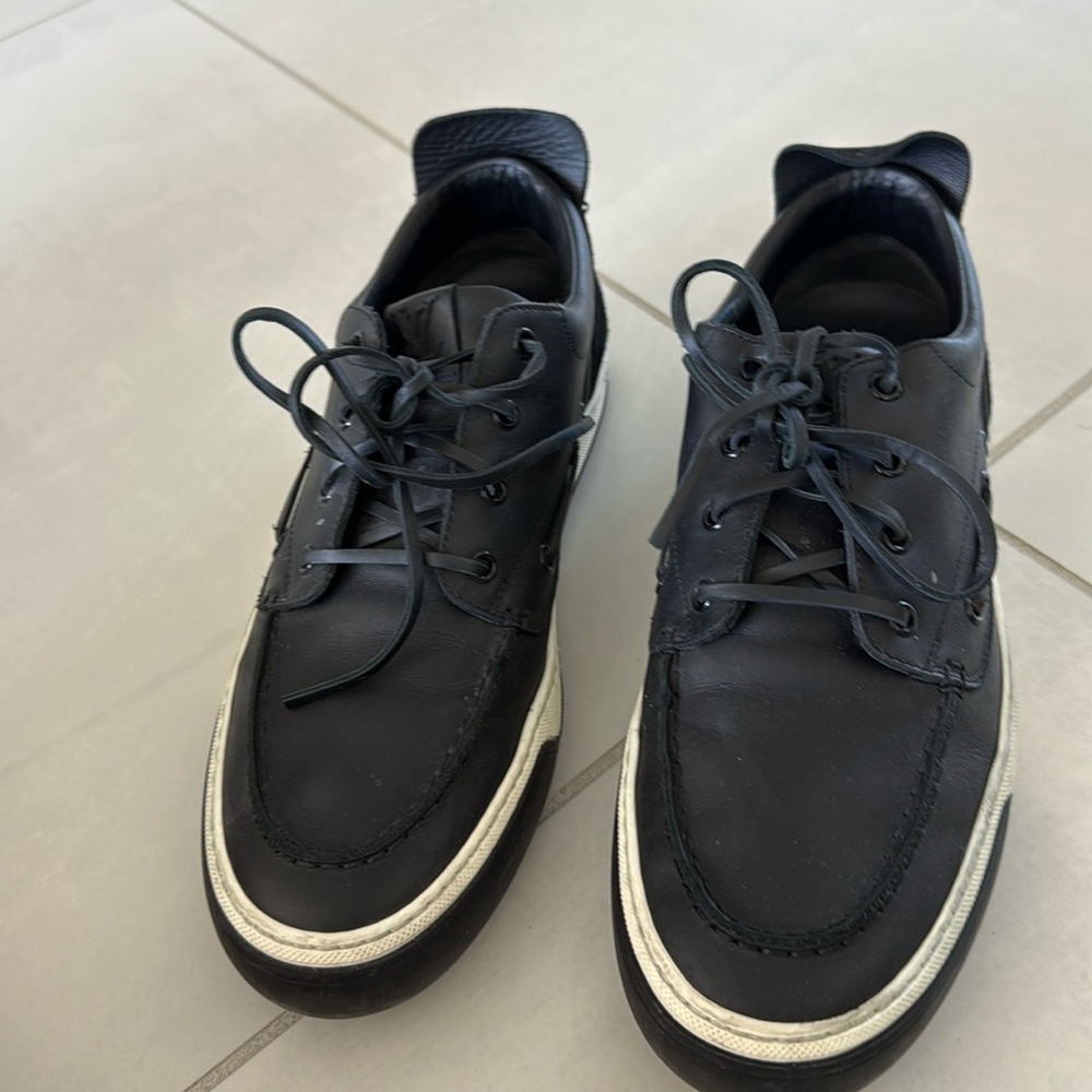 Size 8 Louis Vuitton black 
Good shape